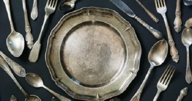 كيف تميز أدوات المائدة الفضية الحقيقية باختبار المغناطيس الأسهل