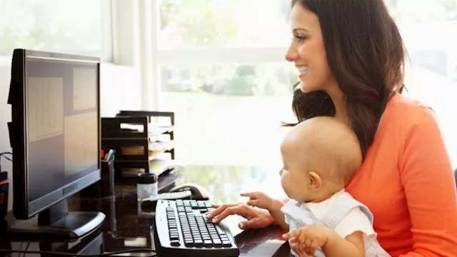 العمل من المنزل وتأثيره على نفسيتك: هل يفيد الرجال أم النساء؟