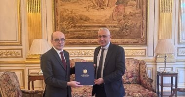 سفير مصر في باريس يقدم أوراق اعتماده إلى نائب مدير المراسم الفرنسية