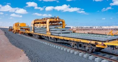 أعمال تركيب القضبان في شبكة القطار السريع بنظم عالمية حديثة