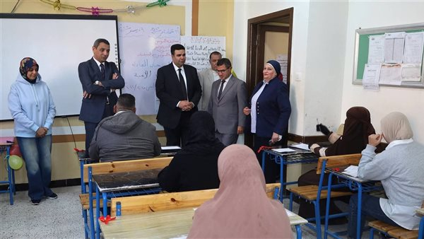 محافظ السويس يتابع امتحانات محو الأمية في الصف السادس الابتدائي