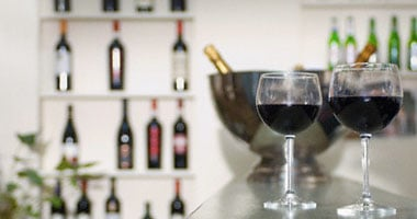 كلور بالنبيذ ومزيل المكياج. مربية تسمم عائلة فرنسية أمام القضاء