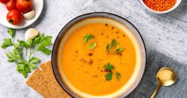 شوربة العدس بالكريمة: أسهل وصفة للأجواء الباردة