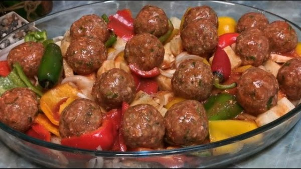 طاسة كفتة مع البطاطس والفلفل: طريقة التحضير