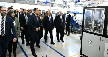 رئيس الوزراء يتفقد عدداً من أقسام مصنع ليونى مصر في بدر