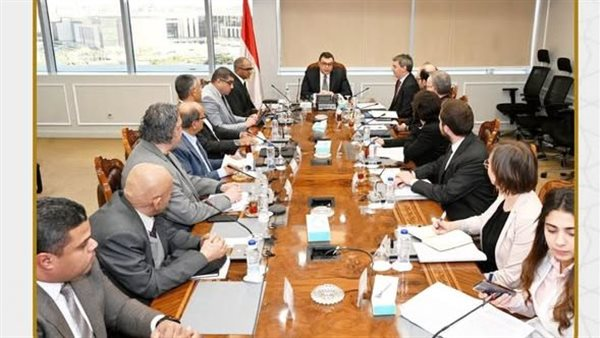 وزير الإسكان يبحث مع وفد أوروبي فرص استثمار في المياه والصرف الصحي