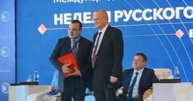 السفير الروسي بالقاهرة يمنح وسام دوستويفسكي لرواد اللغة الروسية بمصر