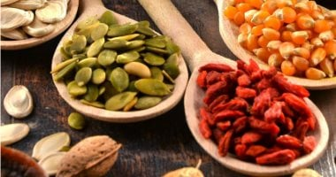 4 أنواع من المكسرات والبذور تعزز صحة البشرة والشعر