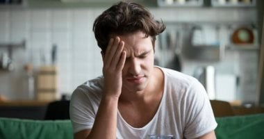 أربعة فيتامينات تعزز قوة الدماغ وأطعمة غنية بها