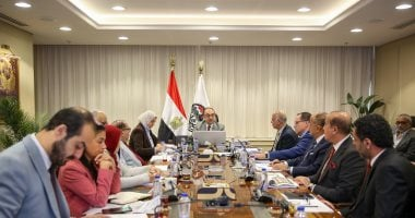 وزير قطاع الأعمال يطلع على مؤشرات الأداء وموقف مشروعات الفنادق والسياحة والتجارة