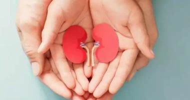 حتى مع شرب المياه الكافية.. علامات في البول والجلد تدل على أمراض الكلى