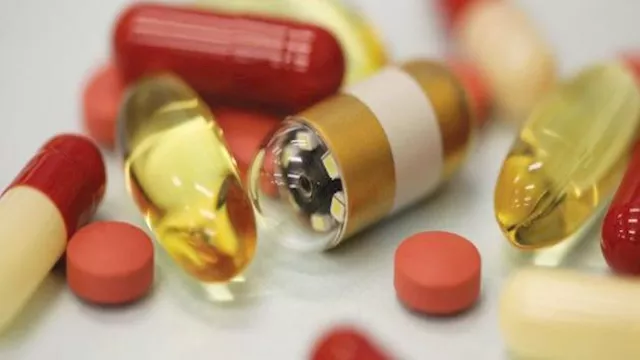 علامات فموية مبكرة لنقص فيتامين B12: حافظ على صحة لسانك