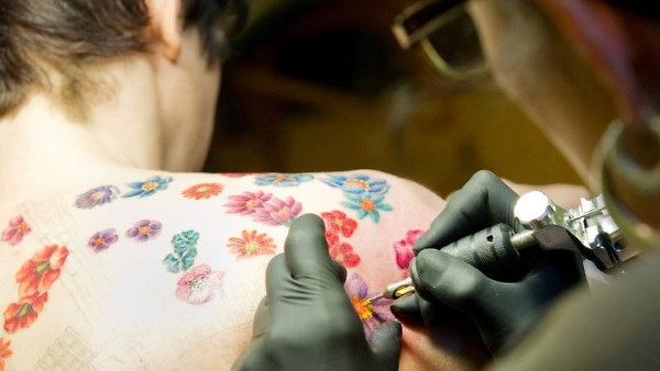 الوشم وسرطان الجلد: تحذيرات أوروبية عاجلة تثير القلق