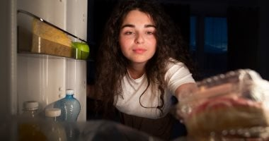 لماذا نزيد الوزن في الشتاء وسر الجوع ليلاً؟ 14 سؤالاً عن التغذية