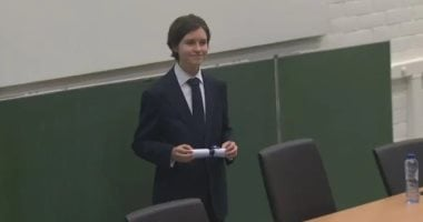 مراهق يحصل على دكتوراه في فيزياء الكم ويعتزم تحويل البشر إلى خارقين