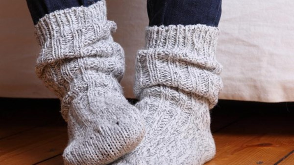 برودة القدمين في الشتاء: متى تكون علامة خطر؟