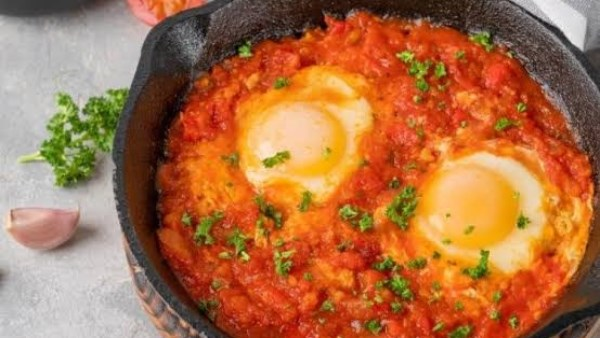 بيض بالطماطم في الفرن: وصفة سهلة ولذيذة