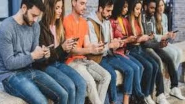 تأثير السوشيال ميديا على الصحة النفسية للمصريين في 2025