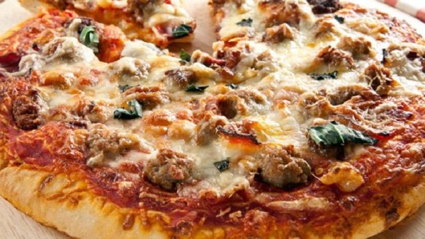 بيتزا باللحم المفروم وصفة سهلة التحضير