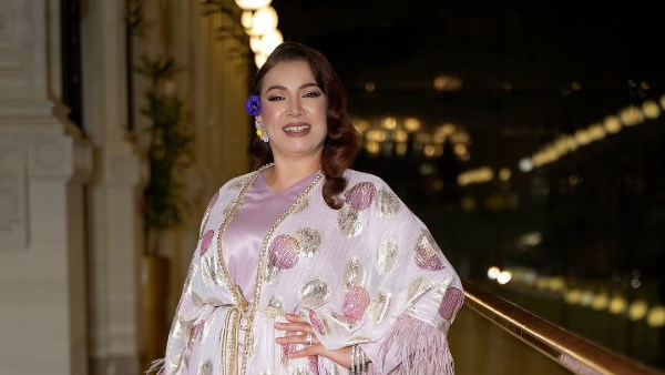 انتصار تتألق بفستان أزرق في مهرجان القاهرة السينمائي