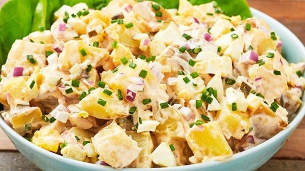 سلطة بطاطس سهلة التحضير للتقديم