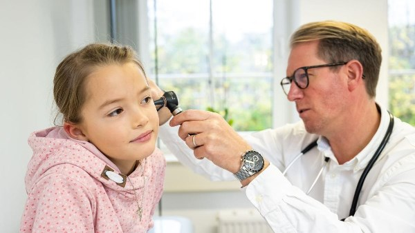 التهاب الأذن الوسطى الحاد عند الأطفال: أعراض مؤلمة وطرق علاج فعالة