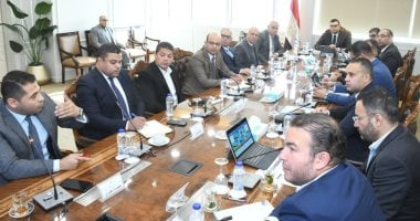 وزير الإسكان يتابع مستجدات مشروعات مارينا ومدينة العلمين الجديدة