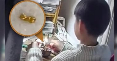 طفل صيني يقطع قلادة والدته الذهبية ويوزعها كهدية على زملائه