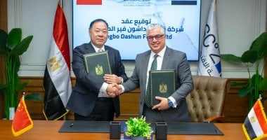 رئيس اقتصادية قناة السويس يوقع عقد صينى للمايكروفايبر بالقنطرة غرب