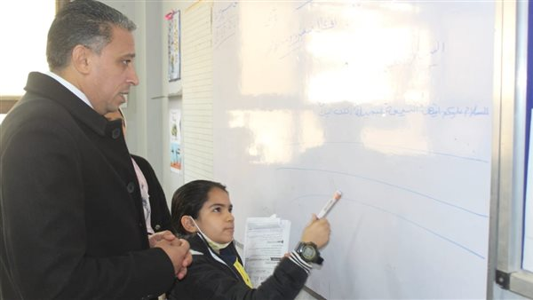 وكيل تعليم الجيزة يجري زيارة ميدانية لمدارس ويثني على الأداء