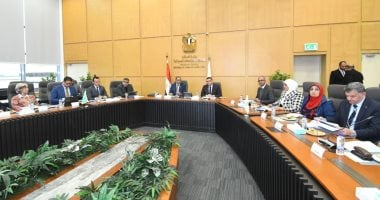 وزير الإسكان يلتقي محافظ قنا لبحث سبل التعاون المشترك