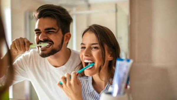 ماذا يحصل للجسم عند عدم غسل الأسنان يوميًا؟ مخاطر صادمة