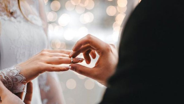 الشباب يريدون الاستقرار.. عودة الزواج التقليدي وتأييد الأهل ينجح