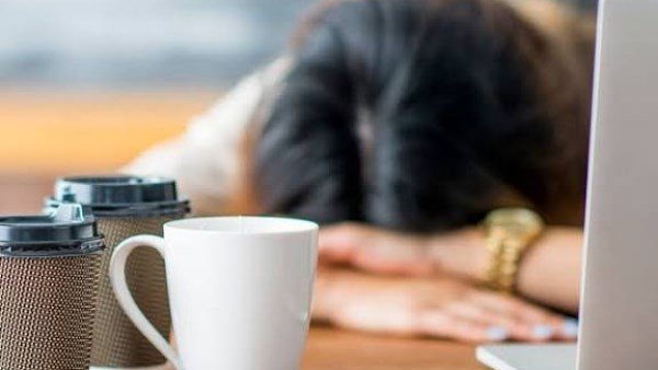 لماذا ينعس بعض الناس بعد القهوة رغم شهرتها كمشروب منشّط؟