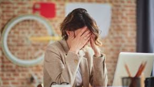 أزمة منتصف العمر عند المرأة بعد الأربعين: أساليب للتعايش وتقليل التوتر النفسي