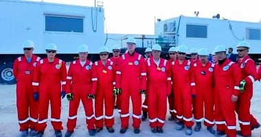 وزير البترول يلتقي عمال موقع شركة الحديثة للحفر المصرية بالكويت