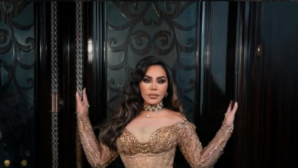 أحلام تستعرض رشاقتها بفستان ذهبي لافت