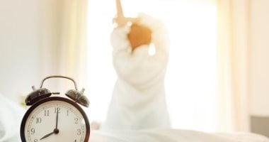 لماذا نستيقظ يوميًا قبل المنبه؟ اعرف متى يصبح الأمر طبيعيًا