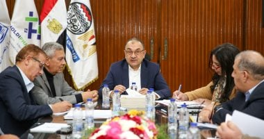 وزير قطاع الأعمال يعرض مؤشرات الأداء ومشروعات الشركة القابضة للأدوية