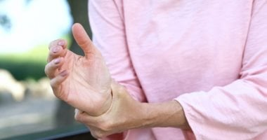 5 مشروبات طبيعية لتخفيف حدة التهاب المفاصل في الشتاء