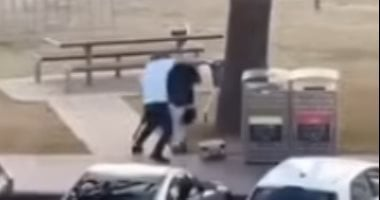 رجل يحاول انتزاع سلاح من يد أحد مرتكبي هجوم سيدني الإرهابي