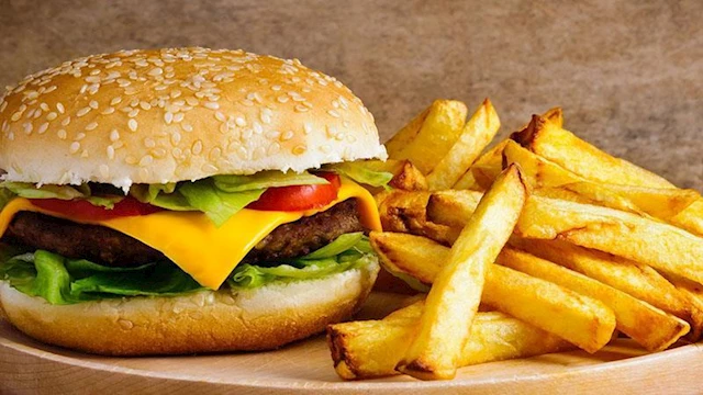 دراسة: الإفراط في تناول الوجبات السريعة يفاقم الالتهابات ويزيد مخاطر أمراض القلب