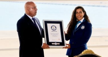 كامل الوزير يتسلم شهادة دخول السخنة كأعمق حوض صنع الإنسان بجينيس