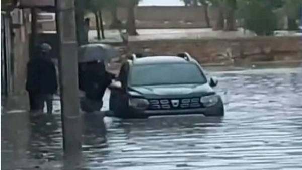 استغاثة مسنة محاصرة وسط مياه الفيضانات بالمغرب