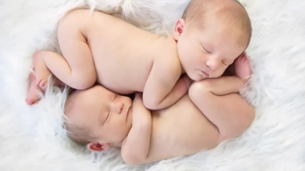 هل يمكن زيادة فرص إنجاب توأم بشكل طبيعي؟ خرافات شائعة وتوضيح استشاري