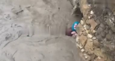 سيدة مسنة تحاصرها مياه الفيضانات في آسفي بالمغرب