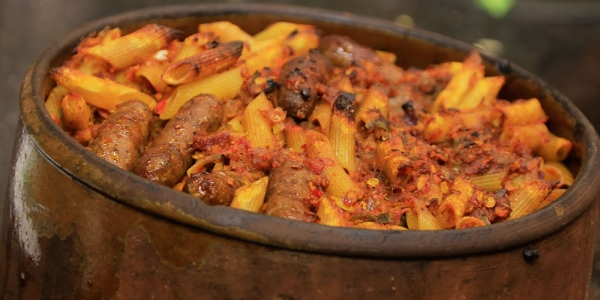 طريقة سهلة ولذيذة لعمل مكرونة بالسجق