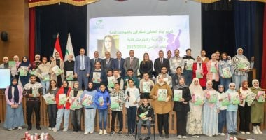 رئيس البريد يكرم أبناء العاملين المتفوقين دراسياً على مستوى الجمهورية