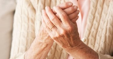 كبار السن: كيف تتحكم في آلام التهاب المفاصل في الشتاء