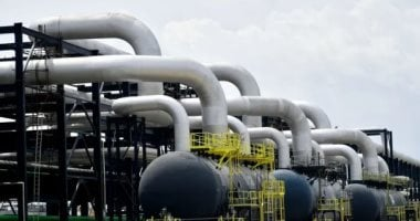 النفط يرتفع طفيفاً عند بداية التعاملات الآسيوية بعد خسائر أسبوعية حادة